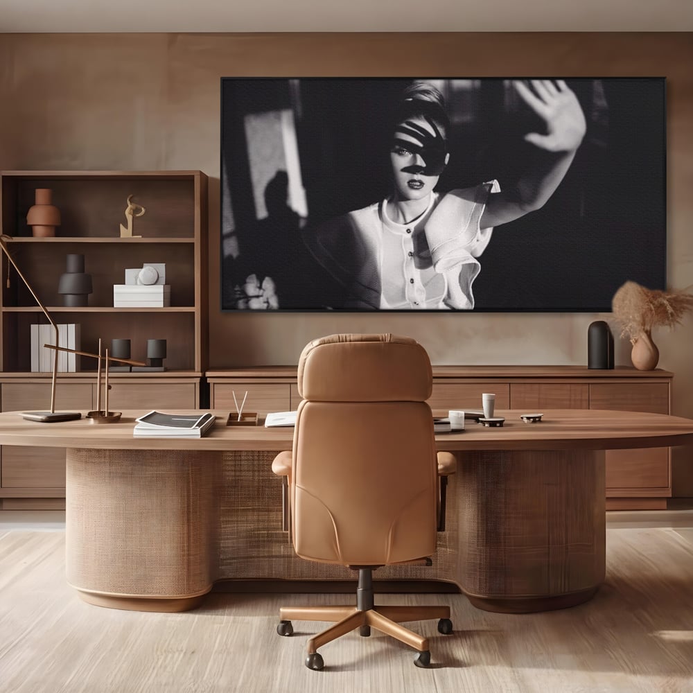 Tablou canvas cu tablou canvas cu femeie in alb si negru, in rama de aluminiu negru, pe perete intr-un birou